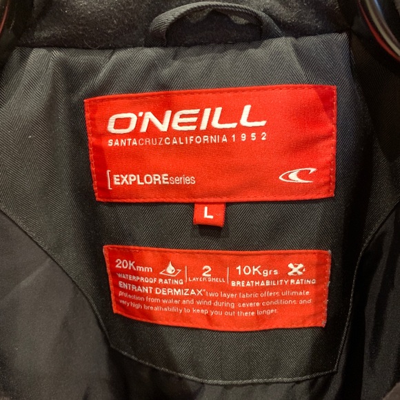 A very stylish women’s O’Neill ski jacket with belt. In excellent condition. - Picture 3 of 6